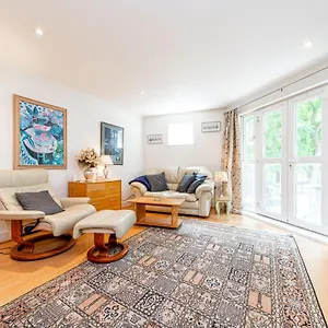 Pass The Keys Delightful Close To River In Se16 London