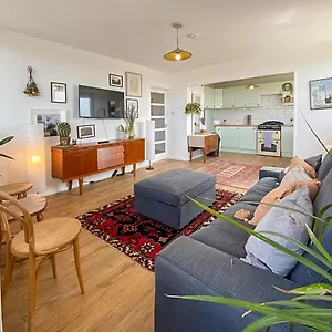 Pass The Keys Spacious 2bedroom Flat With Views In Bridge London