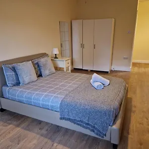 Affordable In Shared Flat, Bridge Privatunterkunft