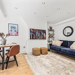Spacious Bridge Flat London
